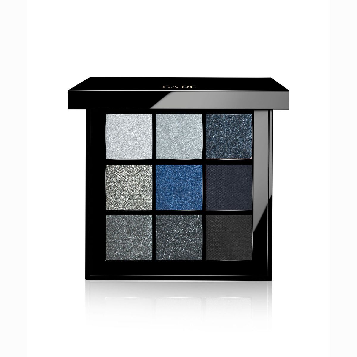 Ga-De Velveteen Lidschatten-Palette. Schwarze quadratische Palette mit neun Farbtönen in Blau- und Grautönen. Marke oben.