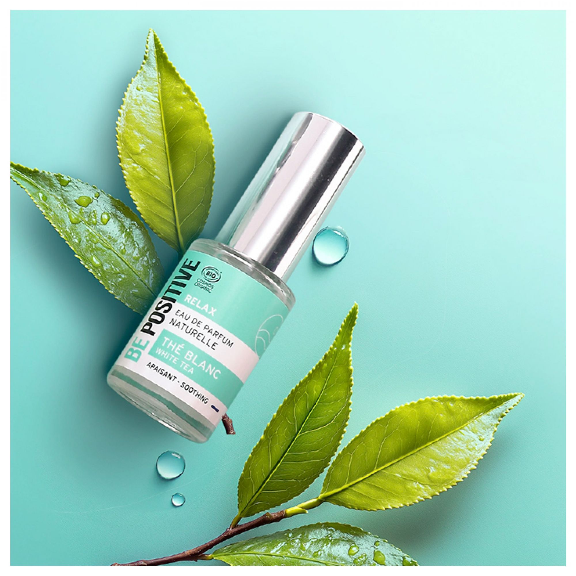 Acorelle Be Positive Eau de Parfum Relax The Blanc mit Teeblättern und Wassertropfen.