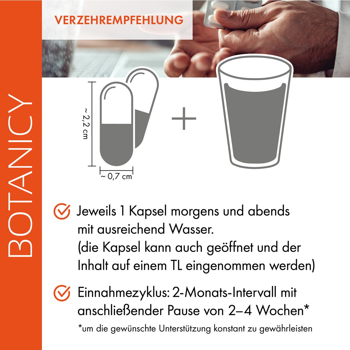 Zwei Kapseln neben einem Glas Wasser. Text mit Einnahmeempfehlung und Einnahmezyklus. "Botanicy" Schriftzug.