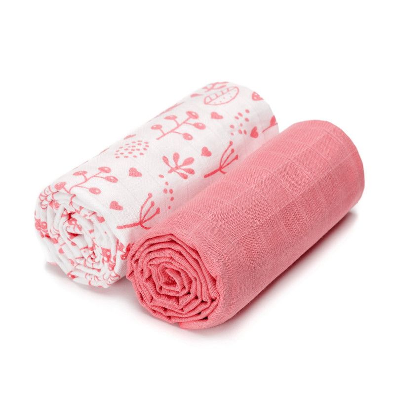 Zwei gerollte Mulltücher. Eines weiß mit rosa Blümchenmuster, das andere rosa kariert.
