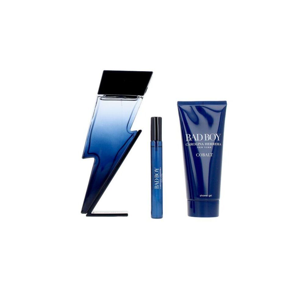 Drei Carolina Herrera Bad Boy Duftprodukte: Blitzförmige Eau de Toilette Flasche, kleiner Zerstäuber und Duschgel-Tube.
