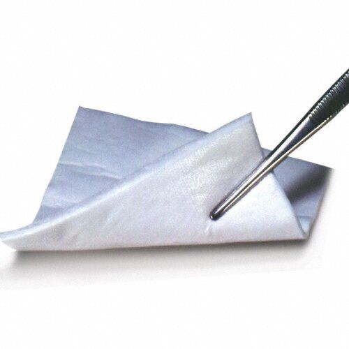 Weiße, saugfähige Vlieskompresse, von Pinzette gehalten. Materialstruktur erkennbar.