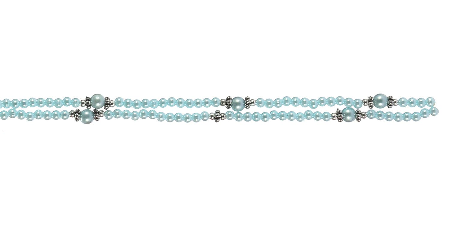 Brillenkette mit hellblauen Perlen und silberfarbenen Elementen. Zwei parallele Stränge, Enden nicht sichtbar.