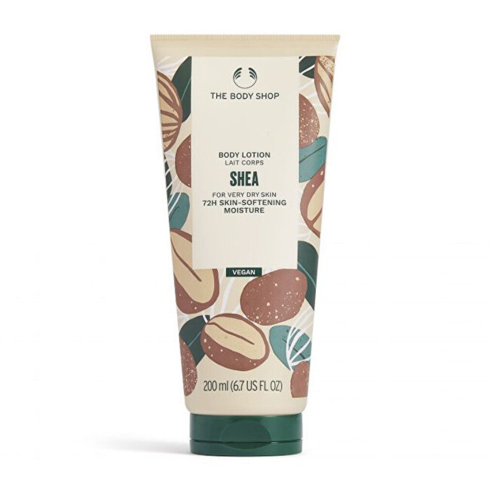 Creme-Tube mit Aufdruck. Aufschrift: Body Lotion Shea für sehr trockene Haut. Vegan. Grüne Kappe. Hintergrundmuster mit Nüssen und Blättern.