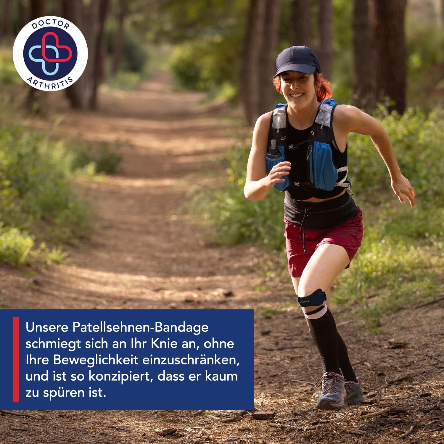 Frau mit Patellasehnenbandage beim Joggen im Wald, Logo 'Doctor Arthritis'.