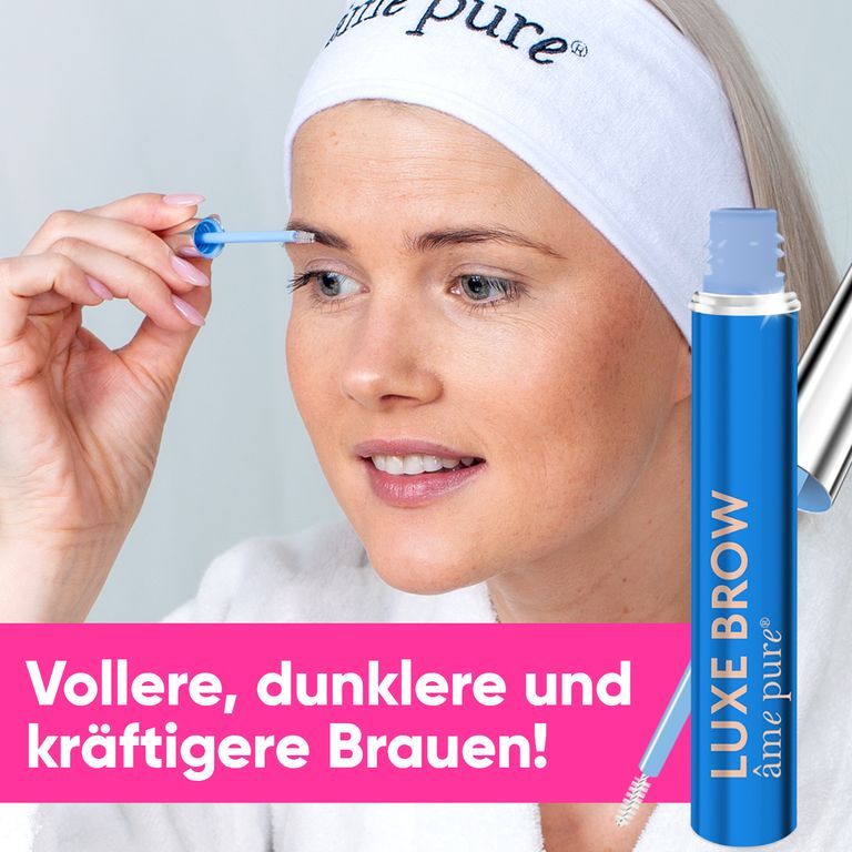 Frau mit Stirnband wendet Augenbrauenserum an. Flakon mit Beschriftung Luxe Brow.