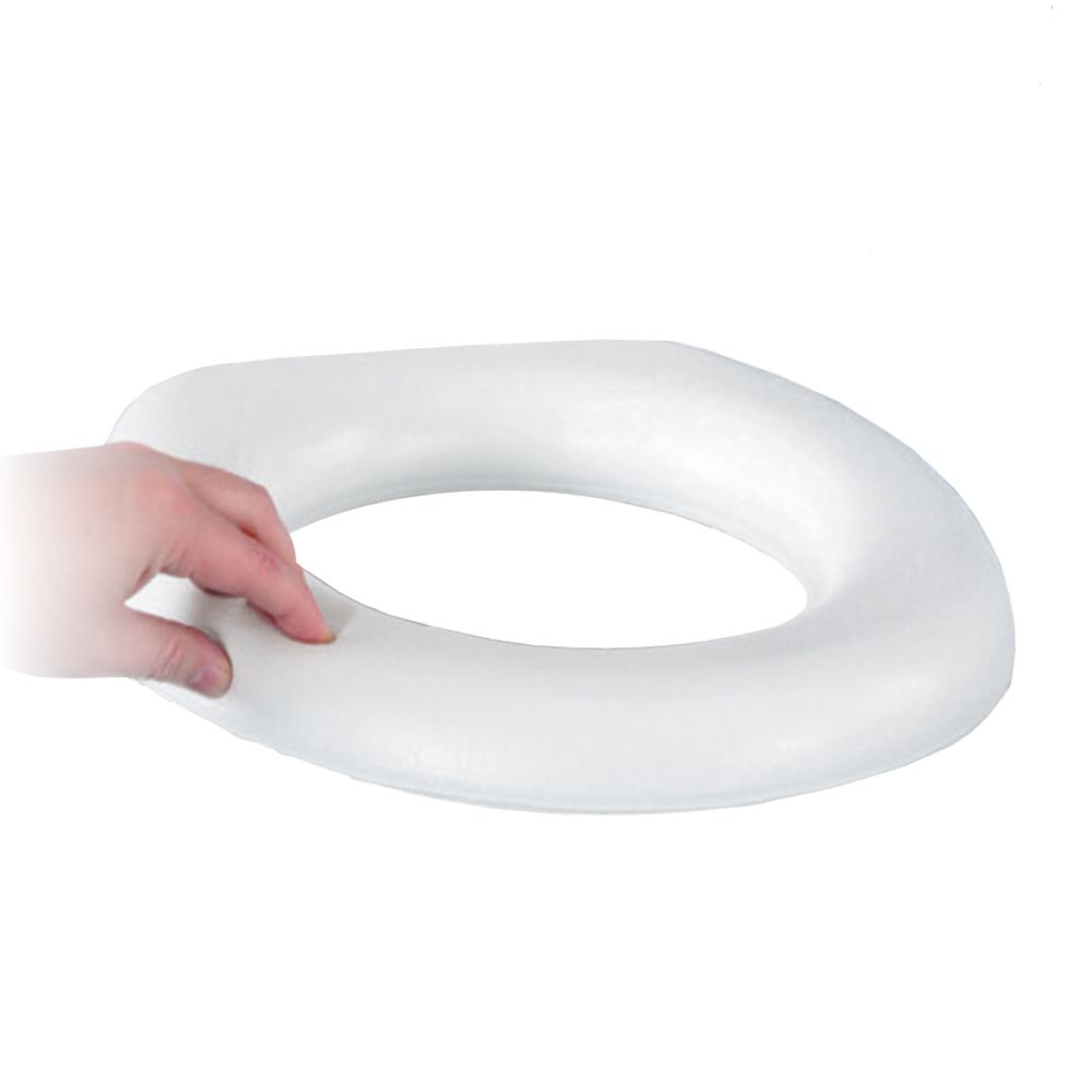 Weiße Toilettensitzerhöhung, rund, mit einer Hand berührt. Weiches Material. Keine weiteren Details sichtbar.