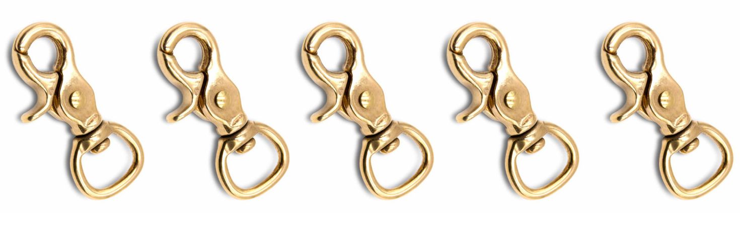 Fünf goldfarbene Karabinerhaken Messing, nebeneinander angeordnet. Mit Drehverschluss und Öse.