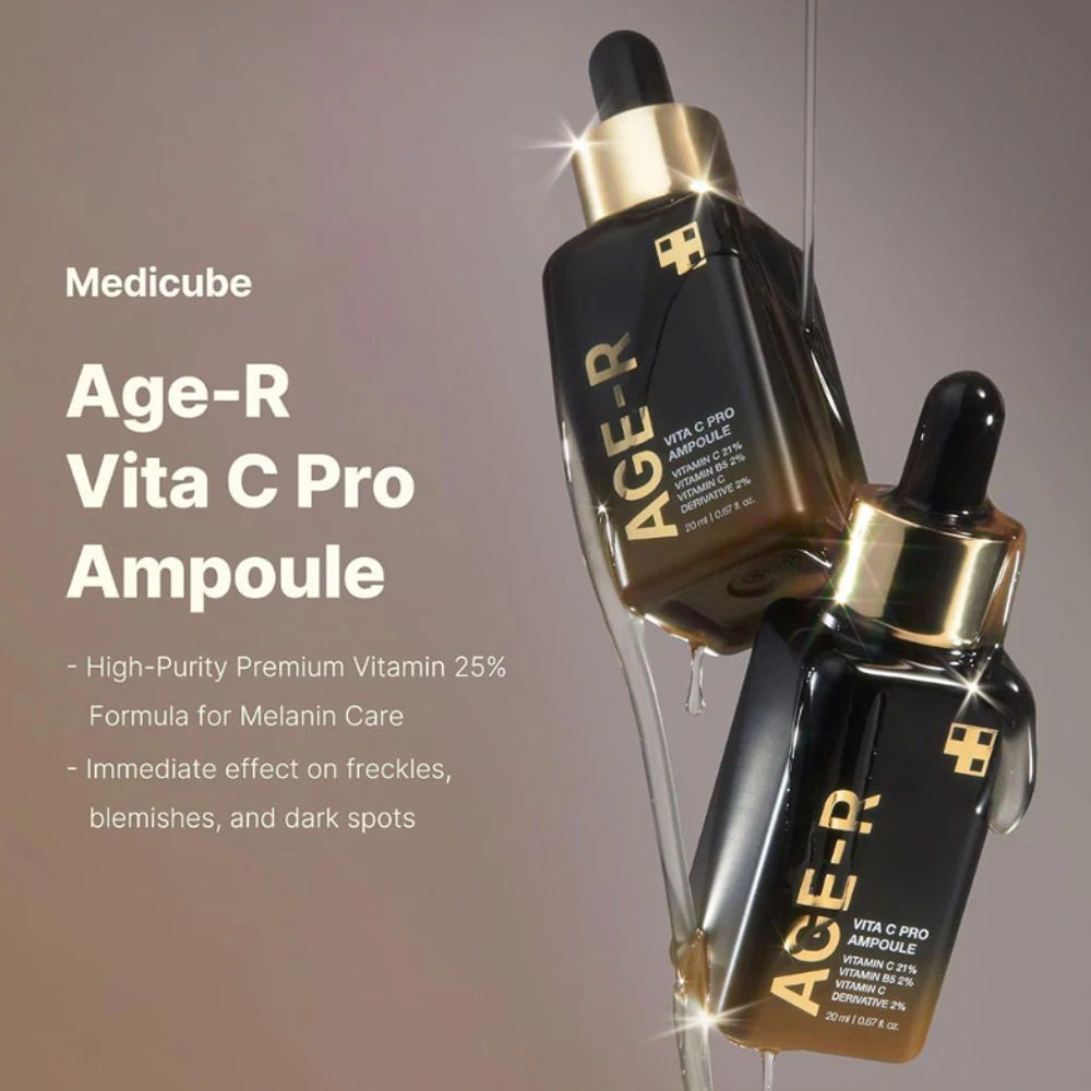 Zwei Medicube Age-R Vita C Pro Ampullen. Schwarze Flakons mit goldfarbenen Deckeln. Tropfer. Produktname und Inhaltsstoffe aufgedruckt.