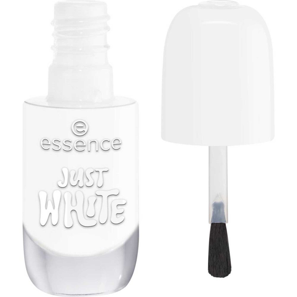 Weiße Nagellackflasche mit Pinsel. Der Deckel ist abgenommen. Auf der Flasche steht "essence" und "Just White".