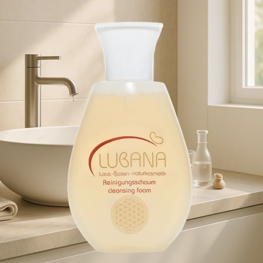 Beige Flasche mit weißem Verschluss. Aufschrift: LUBANA, Reinigungsschaum. Luxus-Basen-Naturkosmetik. Floral-Logo. Tropfenförmige Form. Badezimmer-Hintergrund.