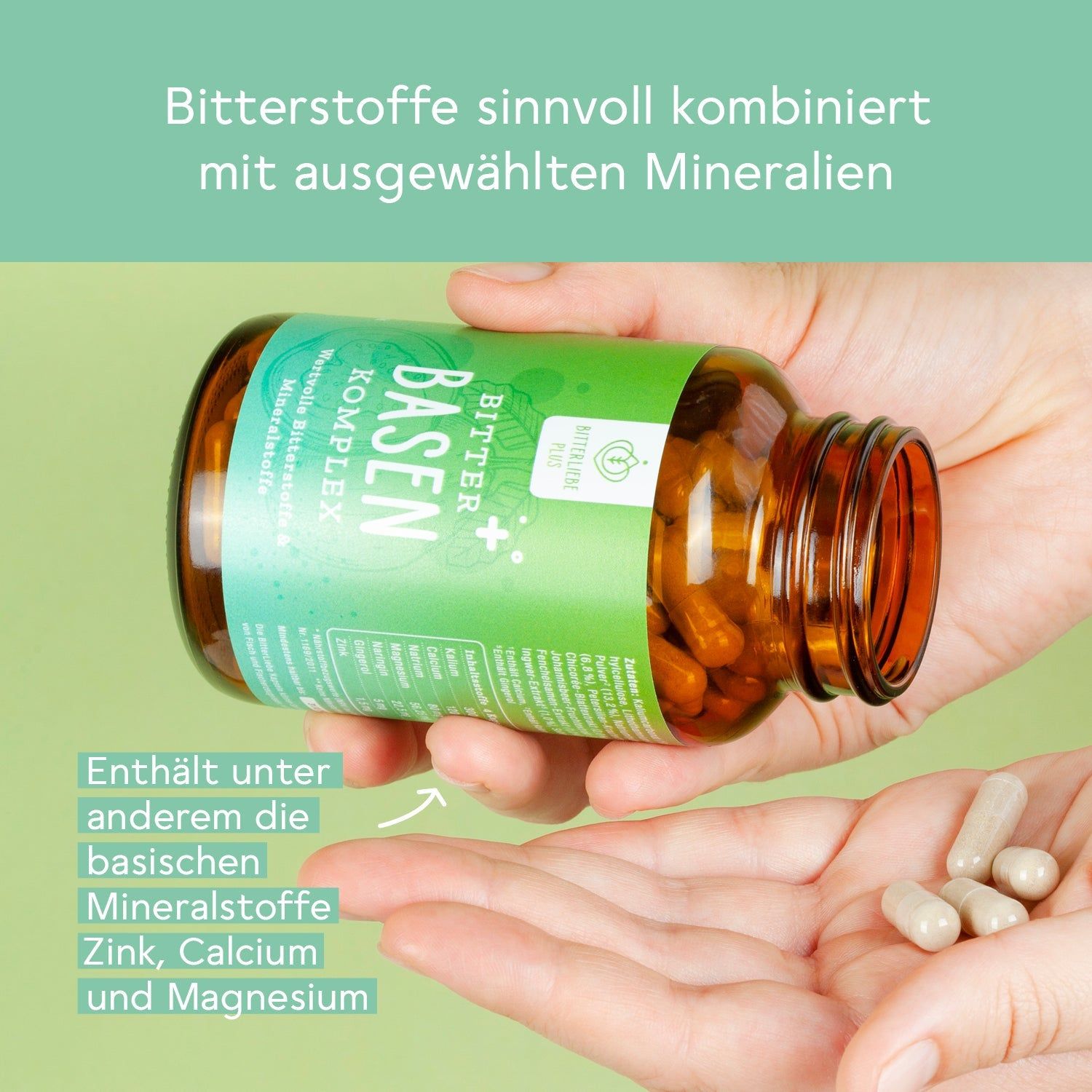 Hand hält eine braune Glasflasche mit Kapseln. Daneben Kapseln in der Handfläche. Aufschrift: Bitter Basen Komplex.