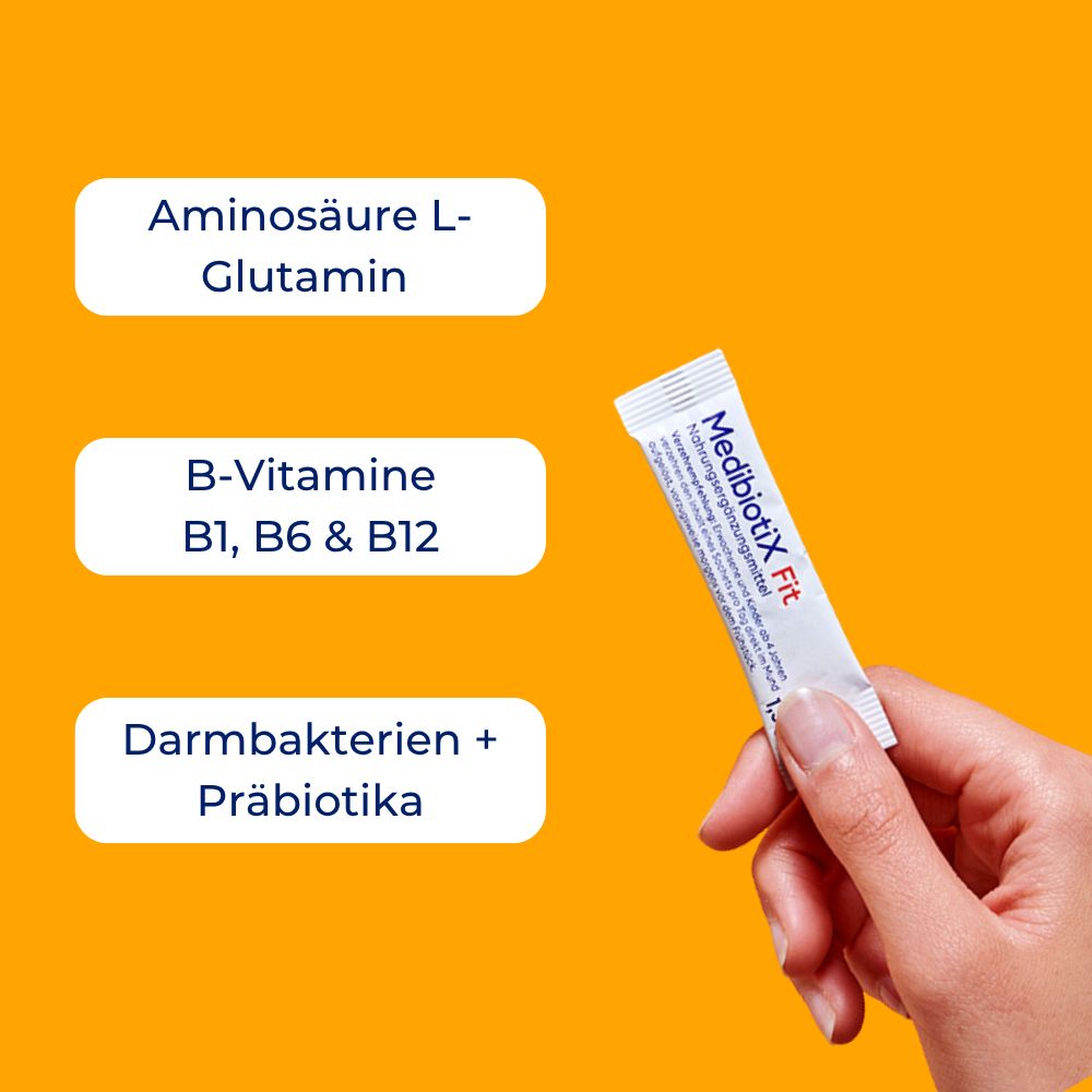 Hand hält ein MedibiotiX Fit-Beutelchen. Text: Aminosäure L-Glutamin, B-Vitamine B1, B6 & B12, Darmbakterien + Präbiotika.