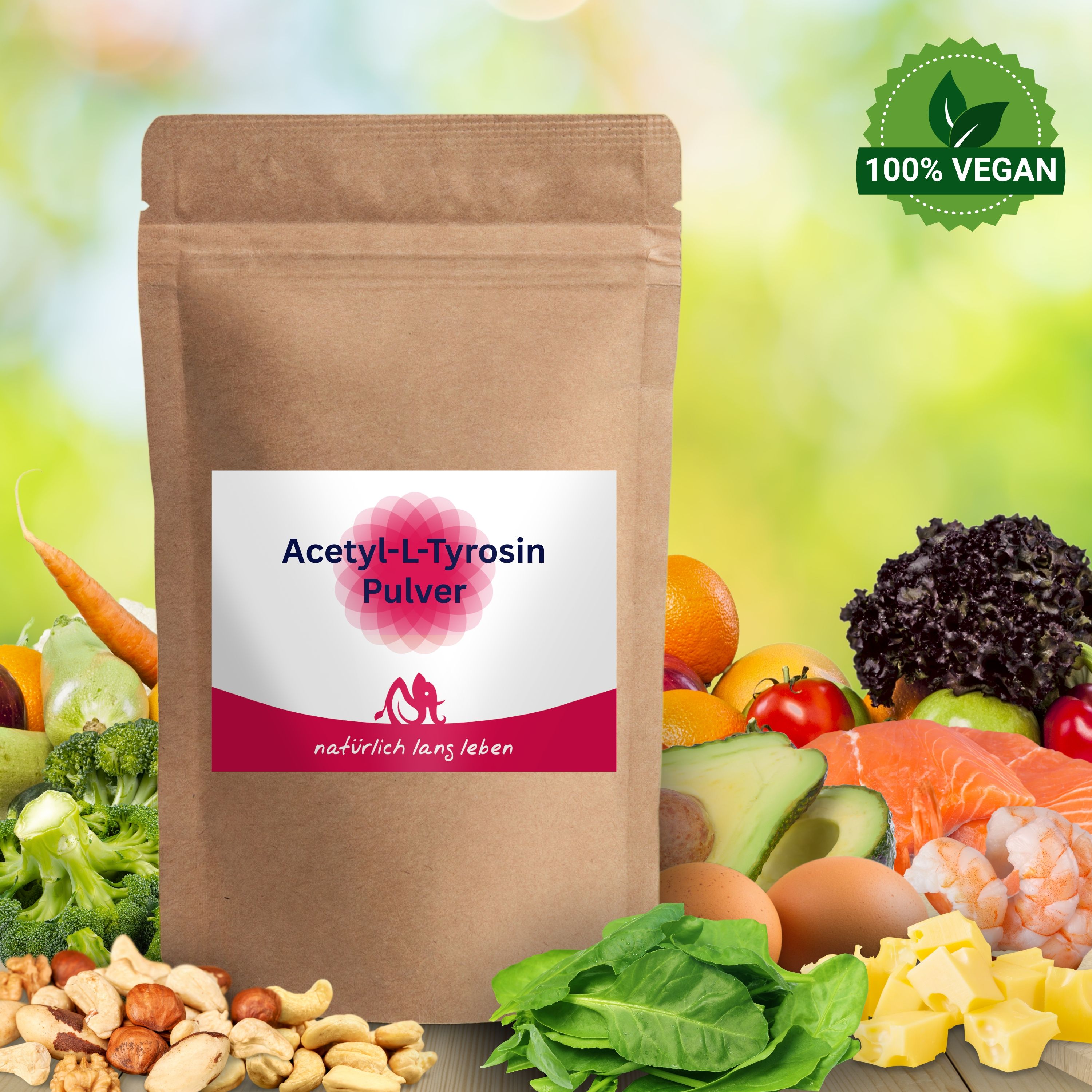 Papiertüte mit Acetyl-L-Tyrosin Pulver, umgeben von frischem Obst und Gemüse. 100% Vegan.