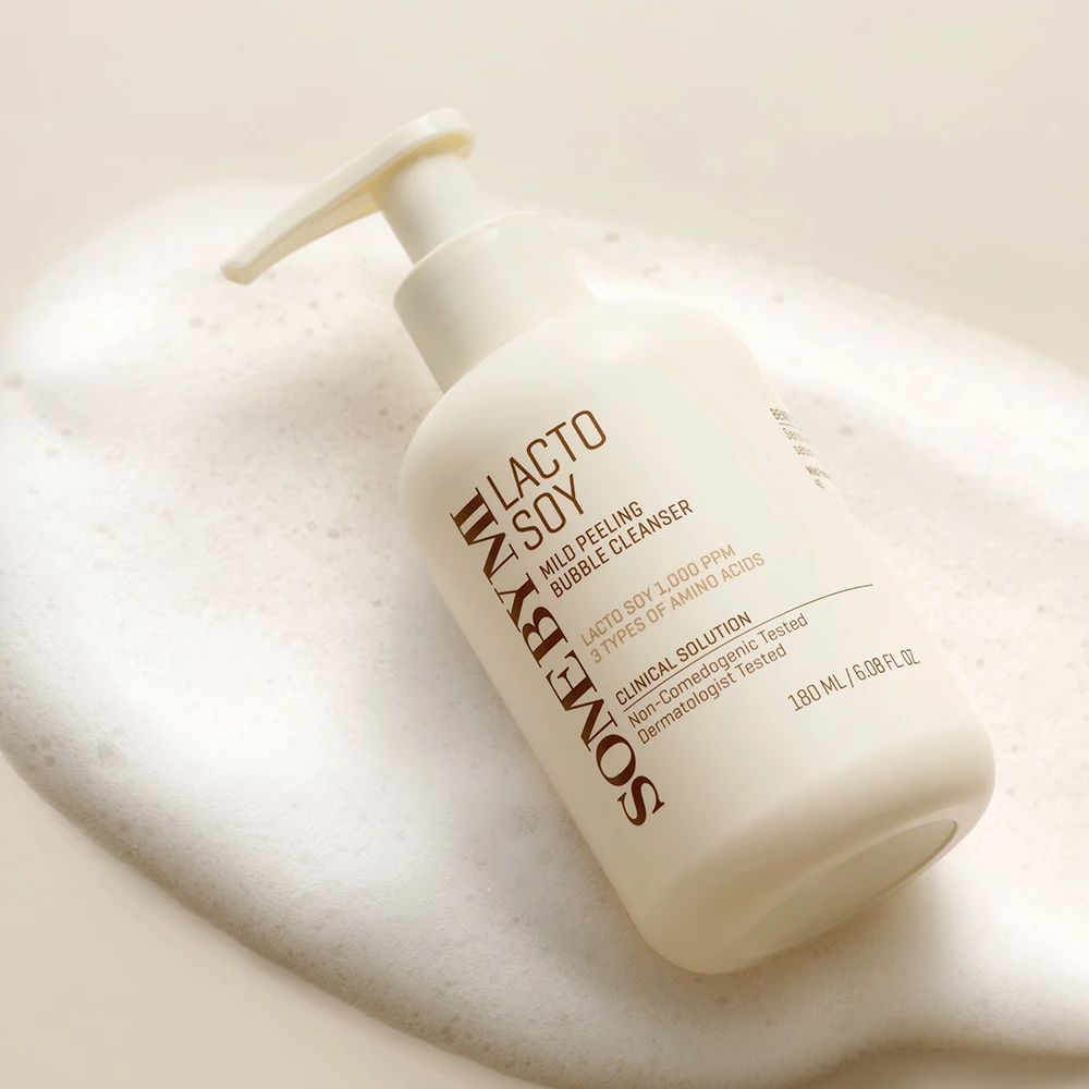 Flasche SOMEBYMI Lactosoy Mild Bubble Cleanser auf Schaum. Weiße Flasche mit Pumpverschluss. Produktname und Text sichtbar.
