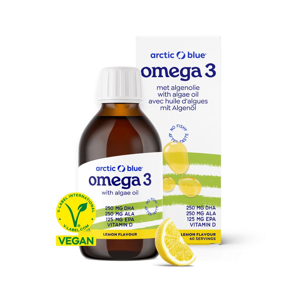 Braune Glasflasche mit Omega 3 Algenöl, Kartonverpackung, Zitronenscheibe, V-Label Vegan Siegel.