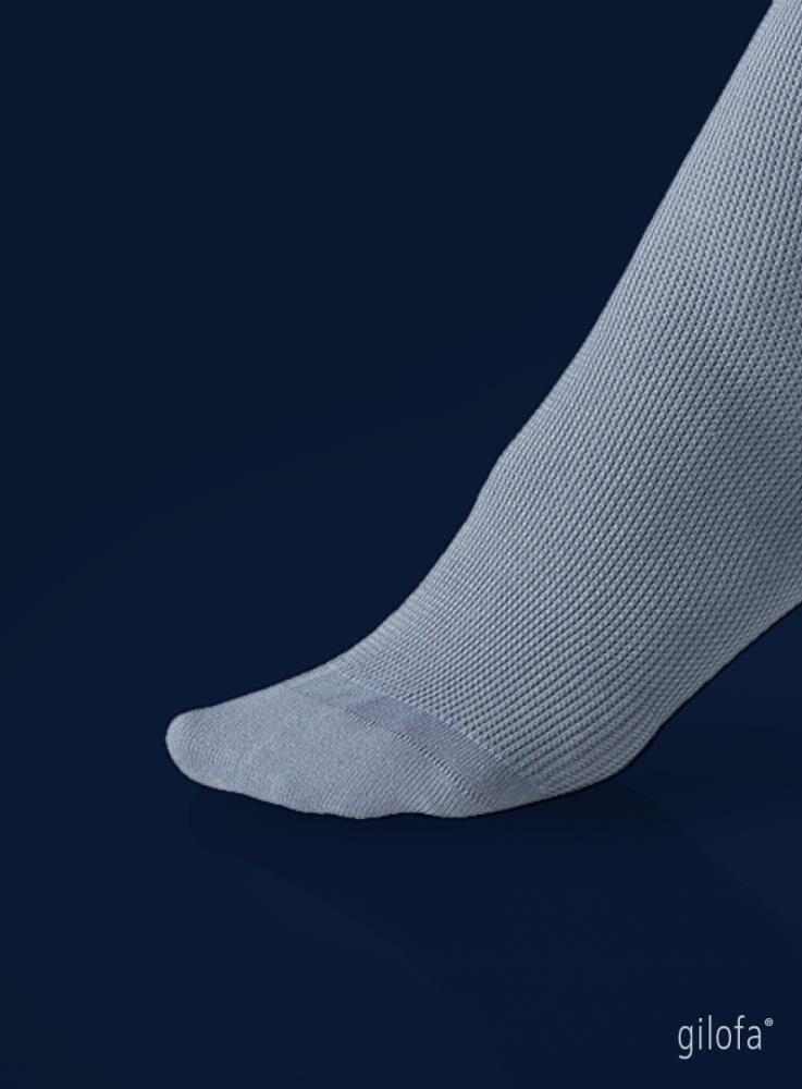 Detailaufnahme des Fußes eines hellgrauen Kompressionsstrumpfes. Rippstrickmuster.