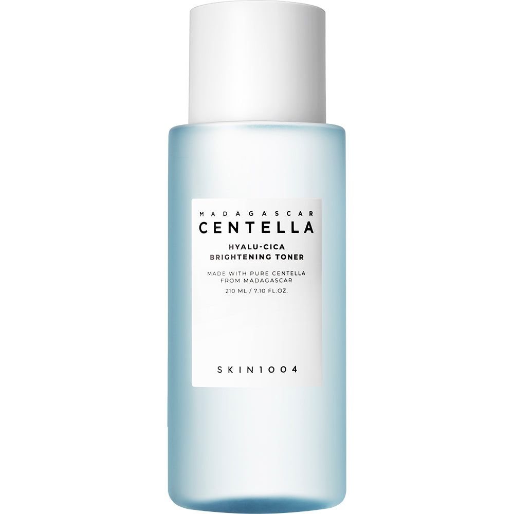 Blau-transparente Flasche mit weißem Deckel. Aufkleber mit Text: CENTELLA, HYALU-CICA, BRIGHTENING TONER. Marke: SKIN1004.