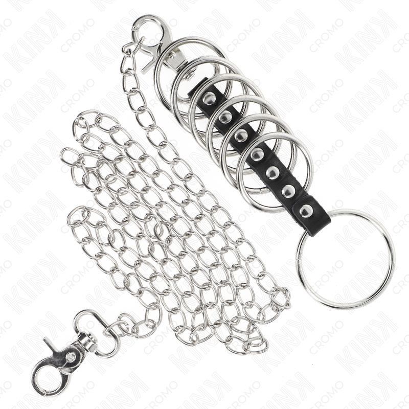 Sieben Metallringe mit Lederband, Metallkette und Karabinerhaken. Einzelne Ringe.
