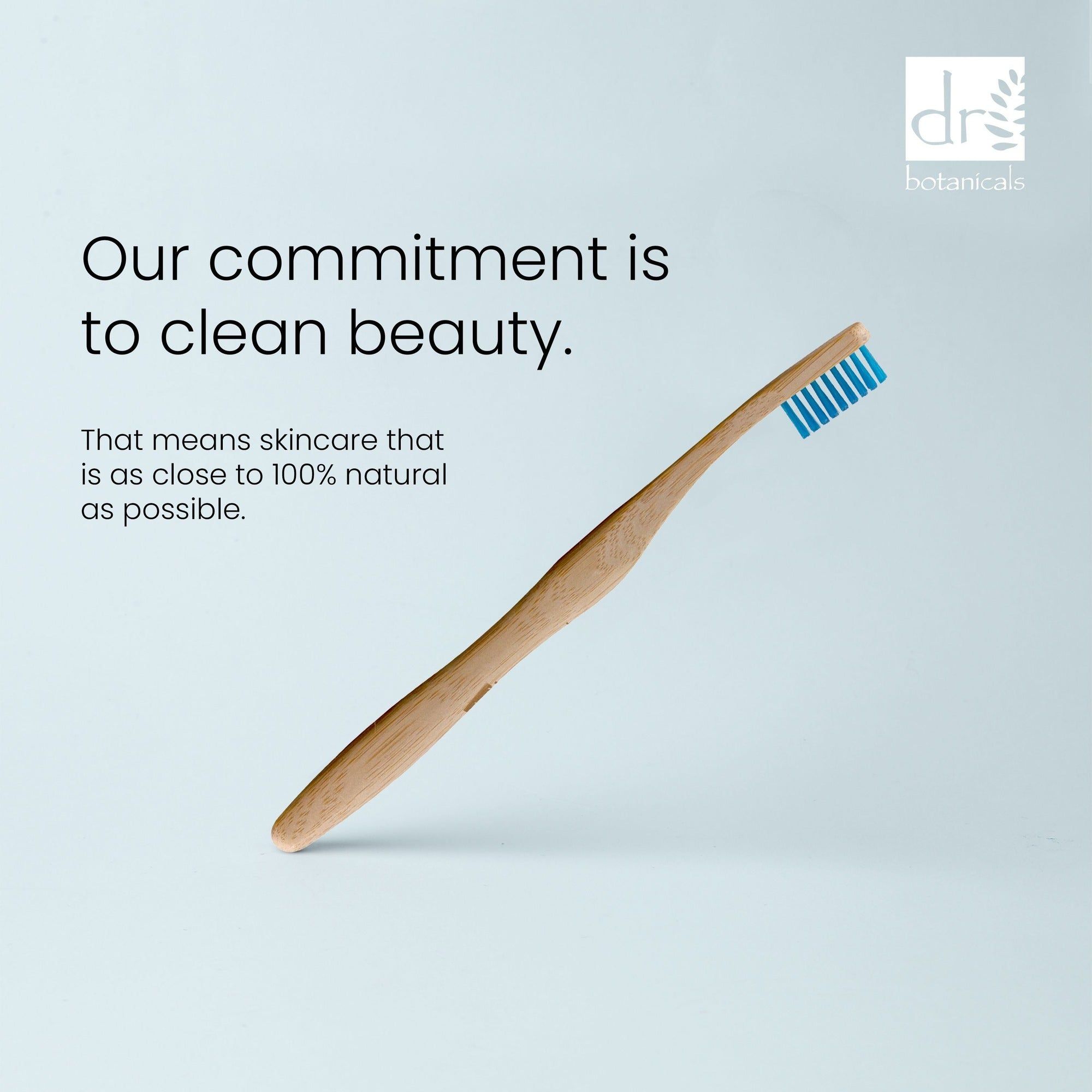 Bambus-Zahnbürste mit blauen Borsten. Marke: Dr Botanicals. Text: Our commitment is to clean beauty.