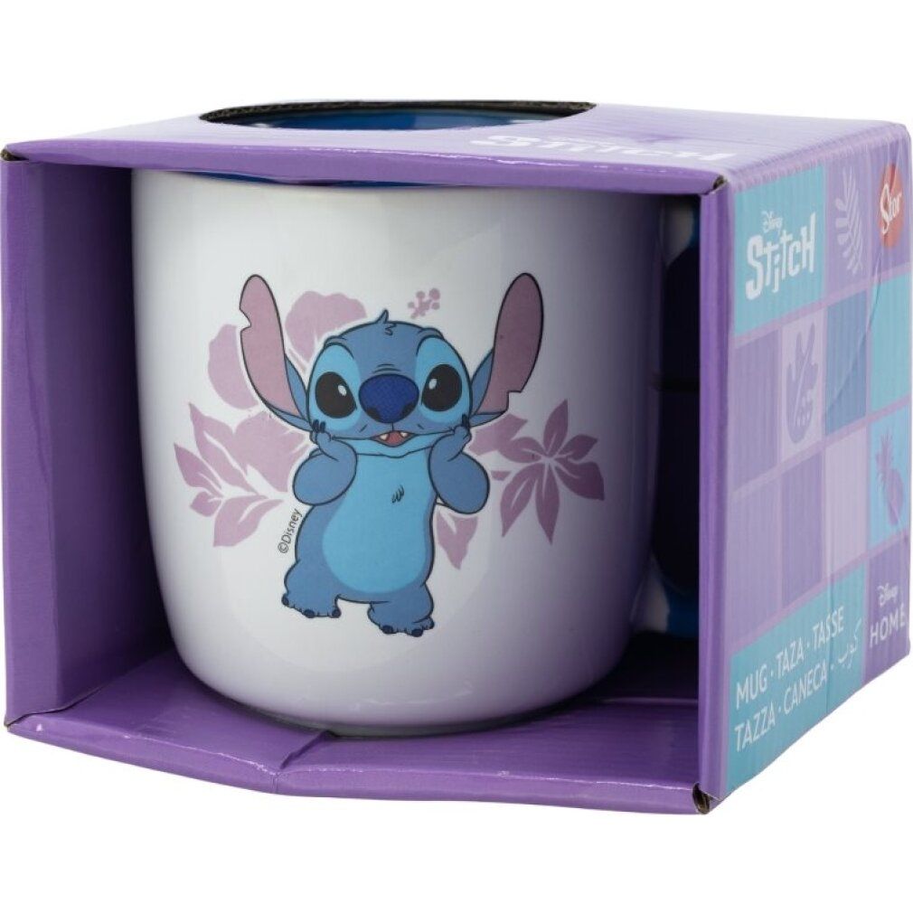Weißer Becher mit blauem Griff und Innenraum. Motiv: Stitch-Figur mit lila Blumen. In lila Verpackung.