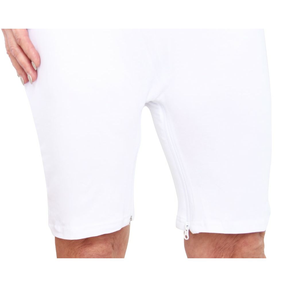 Nahaufnahme des weißen Pflegebodys mit Beinreißverschluss. Der Reißverschluss verläuft entlang des Beins.