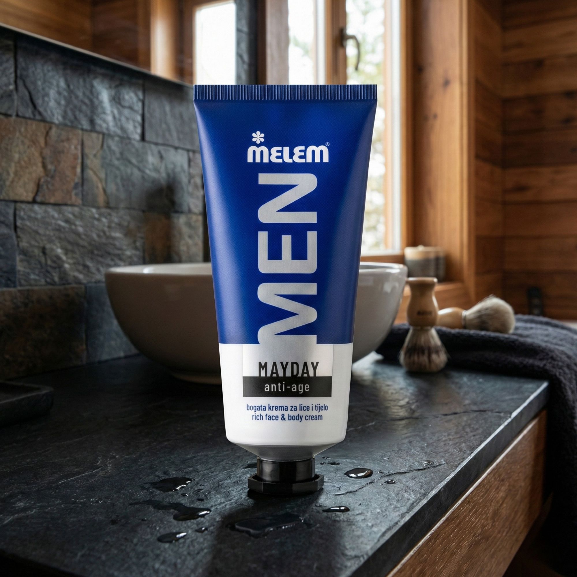 Blaue Tube mit weißer Schrift. Aufschrift: Melem Men, MAYDAY anti-age. Liegt auf schwarzem Untergrund.