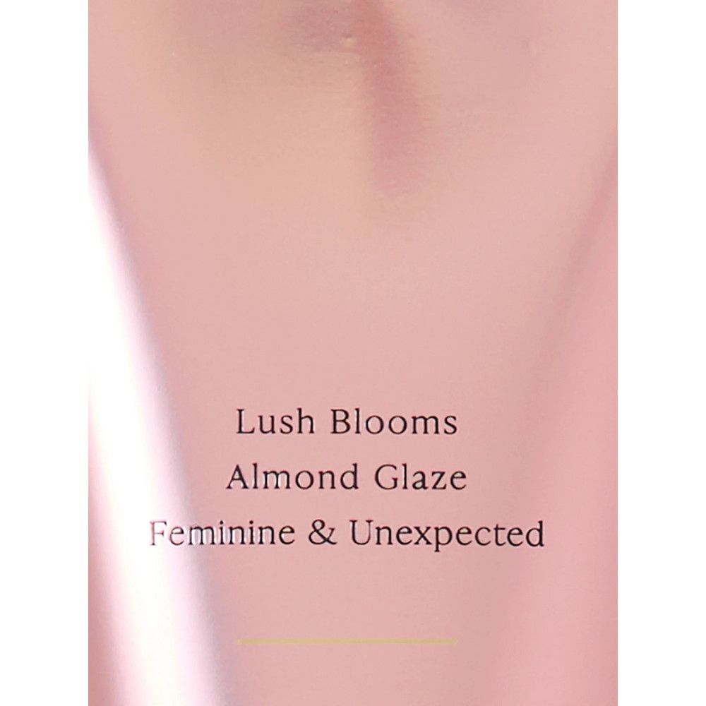 Rosa Tube mit Aufschrift: Lush Blooms, Almond Glaze, Feminine & Unexpected.