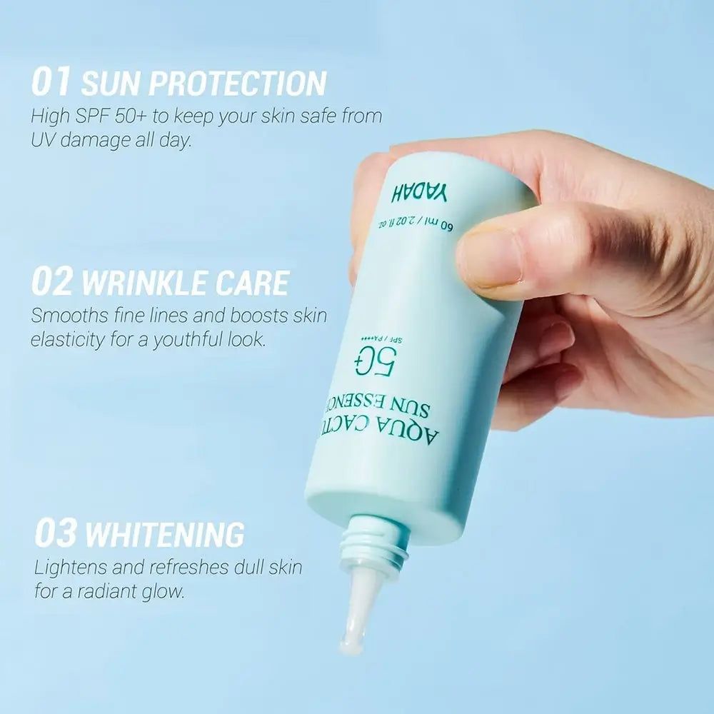 Hellgrüne Flasche mit weißem Applikator. Aufschrift: Aqua Cactus Sun Essence 50. Text: 01 Sun Protection, 02 Wrinkle Care, 03 Whitening.
