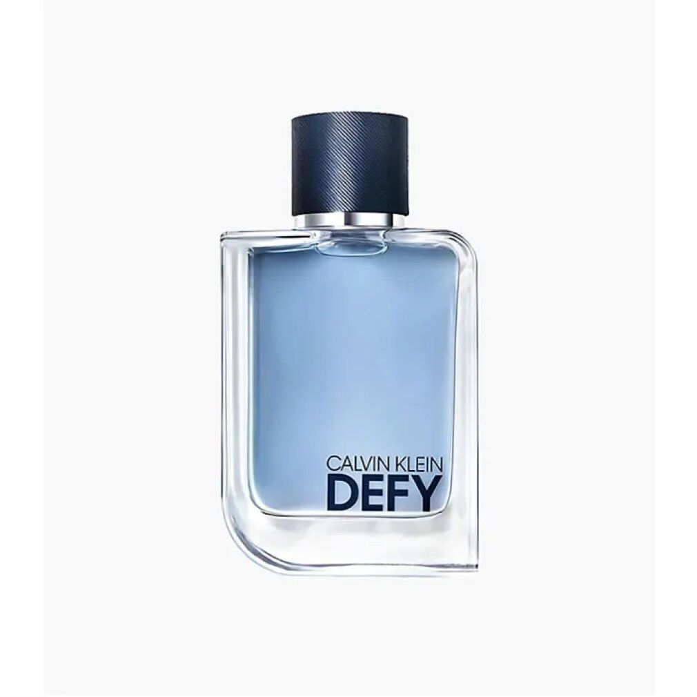 Calvin Klein Defy Eau de Toilette Flakon. Quadratischer Flakon, blaues Glas, schwarzer Deckel. Schriftzug Defy.