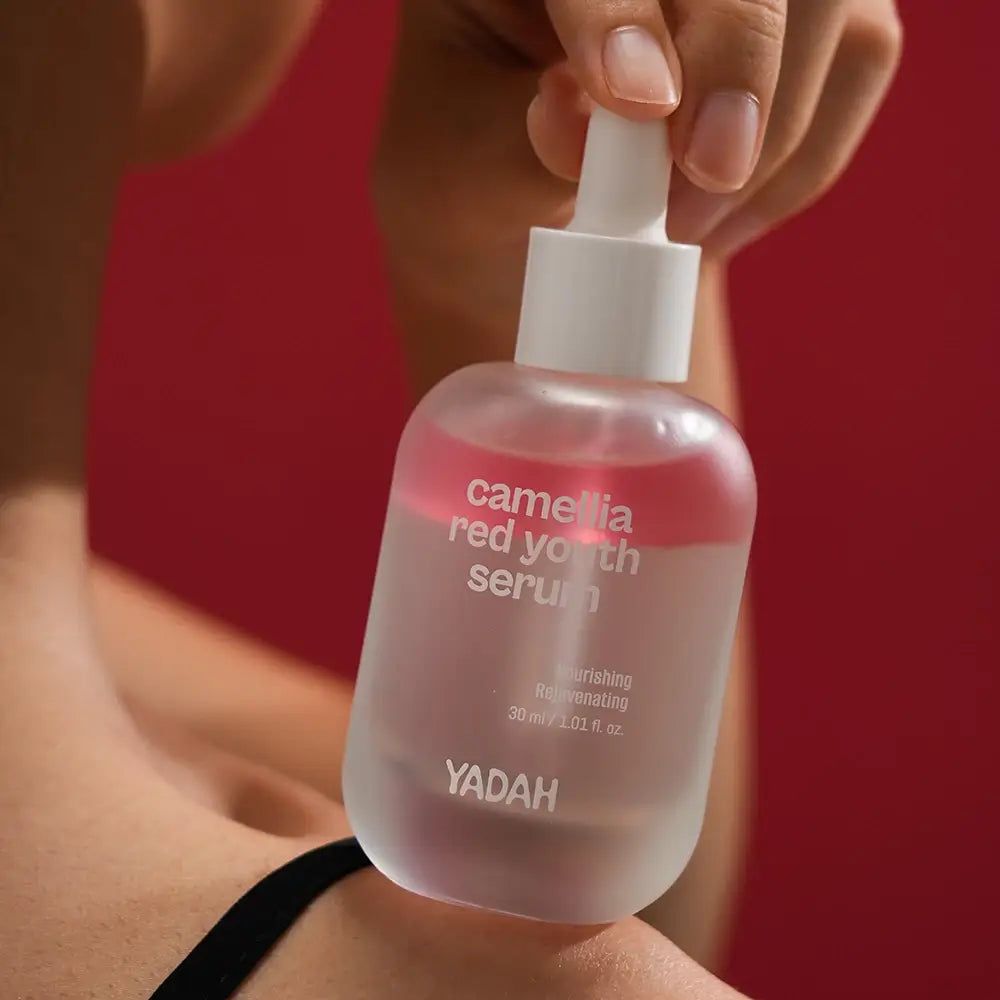 Serumflasche mit weißem Deckel und Pipette. Aufschrift: Camellia Red Youth Serum. Marke YADAH.