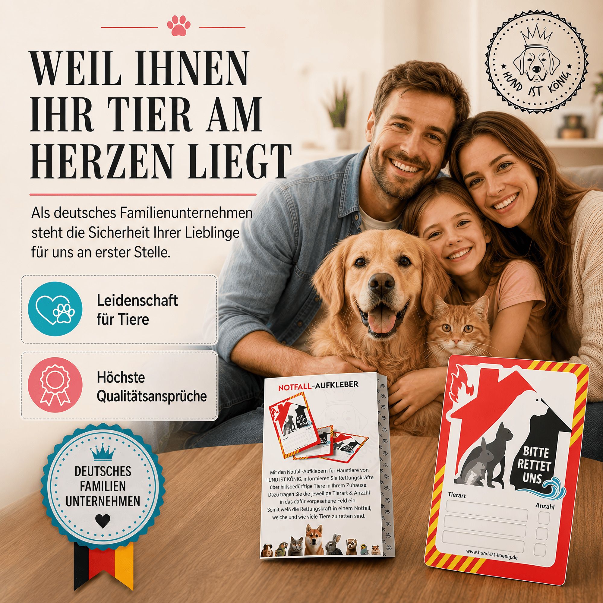 Familie mit Hund und Katze vor einem Fenster. Aufkleber mit Haus, Hund, Katze und Kleintier. Text: 'Bitte rettet uns'.
