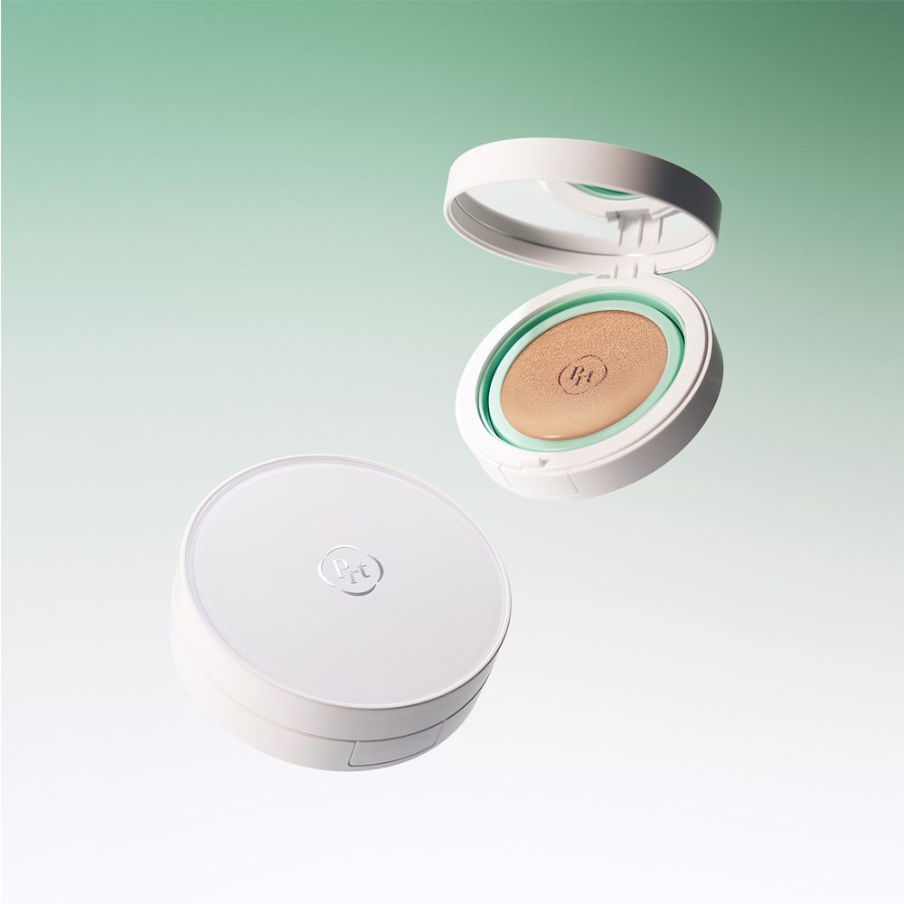 Zwei weiße PURITO Centella BB Cushion-Verpackungen, eine geöffnet, eine geschlossen. Spiegel und Schwamm sichtbar.