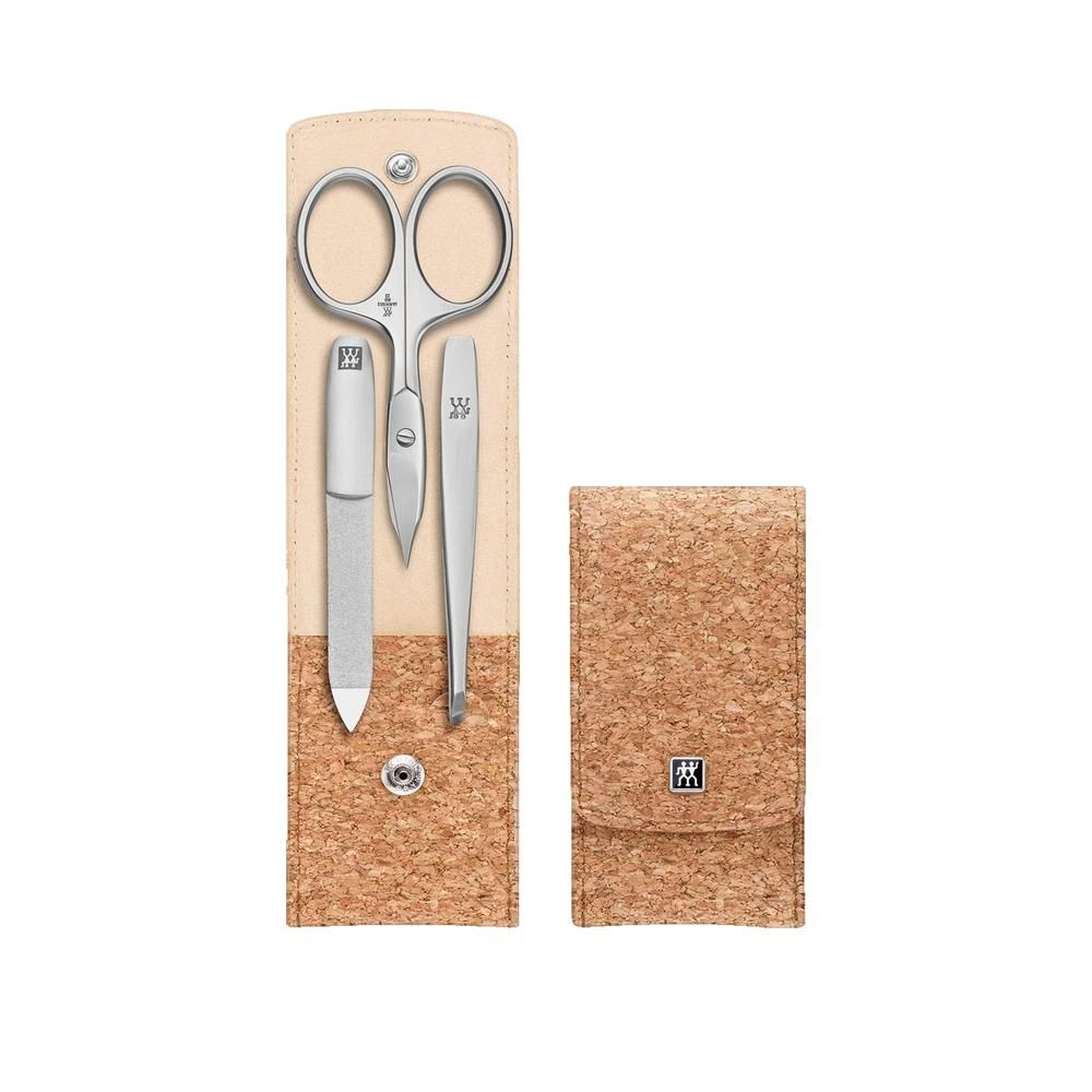 Maniküre-Set mit Etui. Enthält Schere, Feile und Pinzette. Kork-Optik. Logo auf Etui.