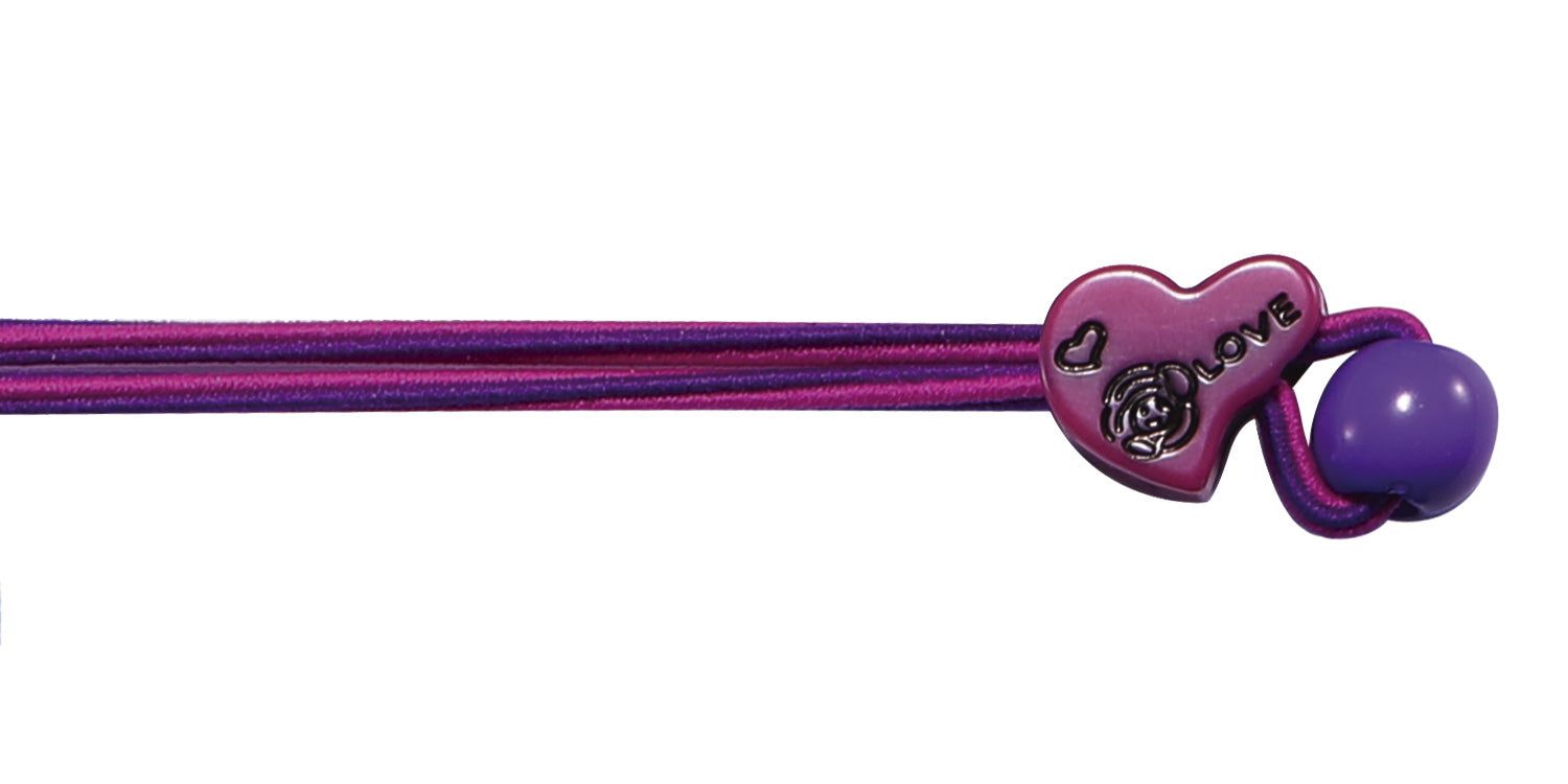 Detailansicht eines lila Brillenbands mit herzförmiger Verzierung und Kugel. Aufschrift 'love'.