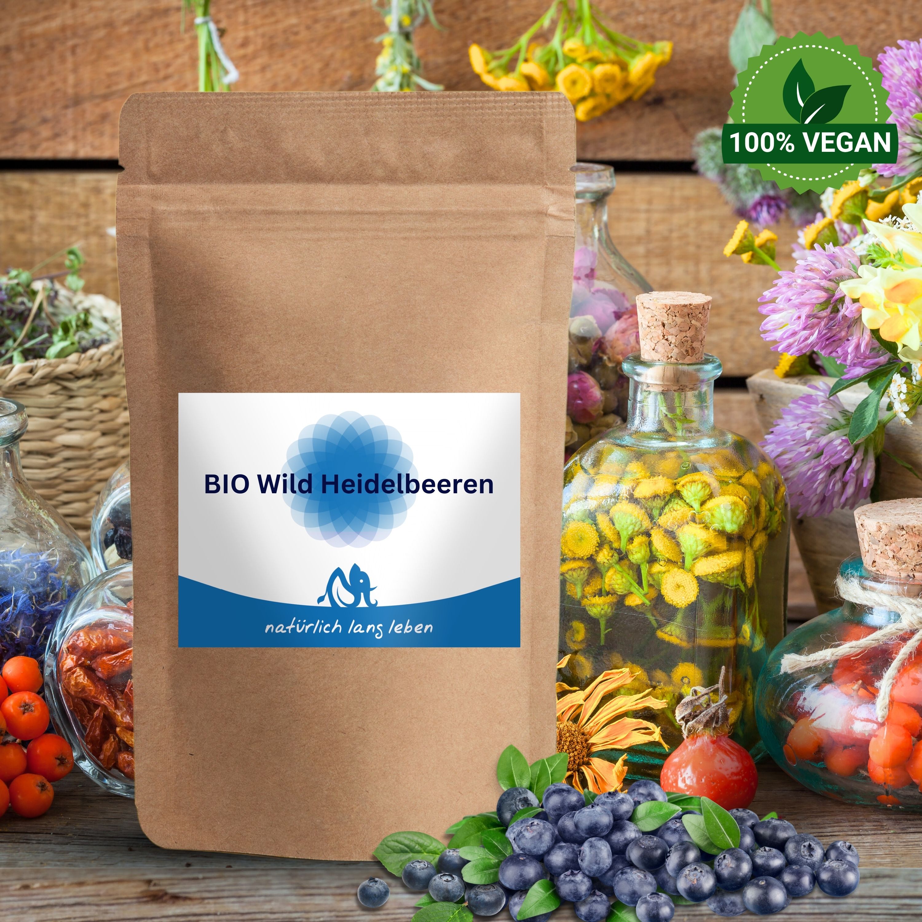 Braune Tüte mit blau-weißem Etikett. Aufschrift: BIO Wild Heidelbeeren. Logo: natürlich lang leben. Blaubeeren und Pflanzen im Hintergrund.