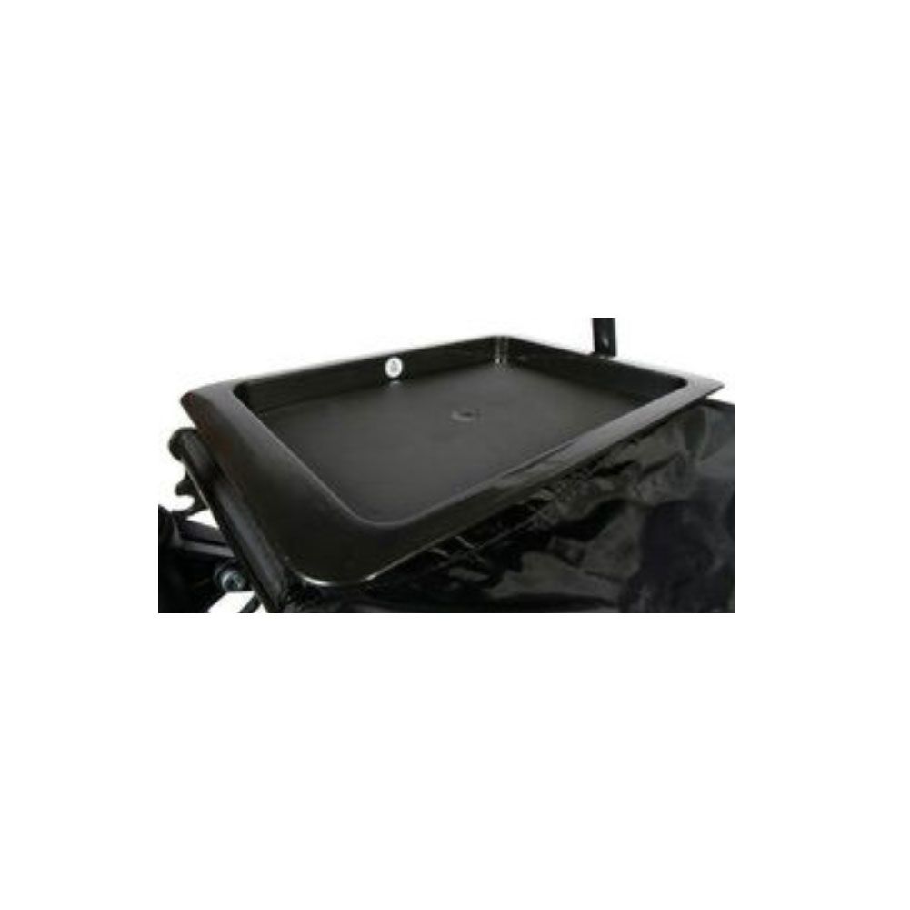 Schwarzes Tablett für einen Rollator. Rechteckige Form mit erhöhten Rändern. Auf einem schwarzen Stoff befestigt.
