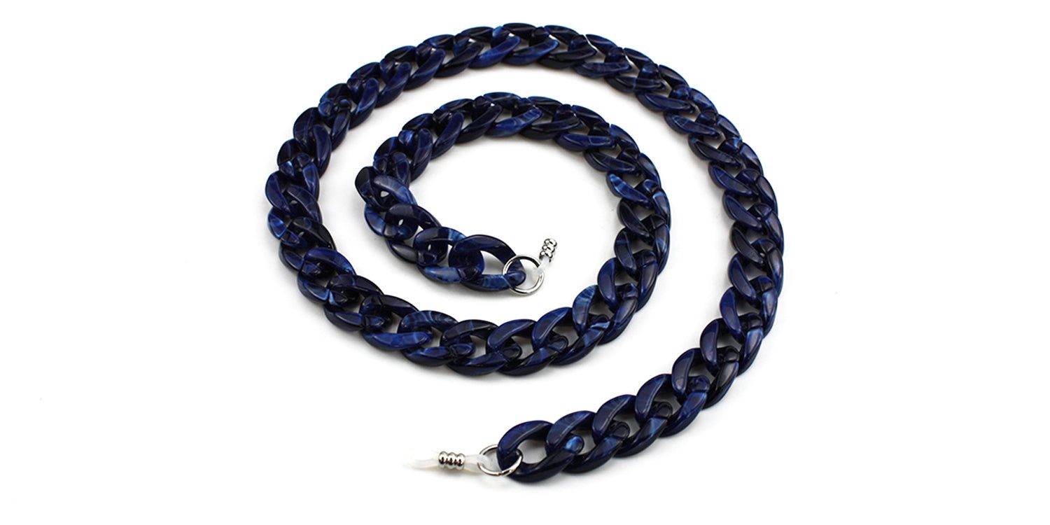 Blaue Brillenkette, spiralförmig angeordnet. Kettenglieder aus Kunststoff, mit silberfarbenen Enden.