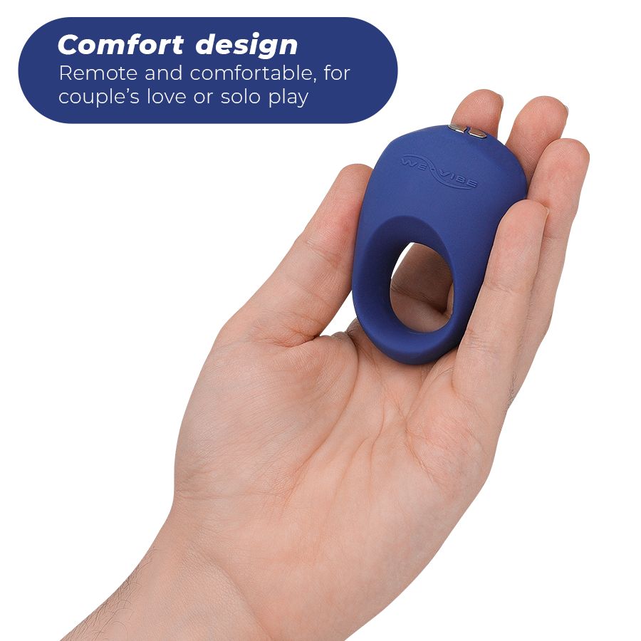 Blauer We-Vibe Pivot Penisring in einer Hand. Ringförmiges Design. Text: Comfort design. Marke We-Vibe sichtbar.
