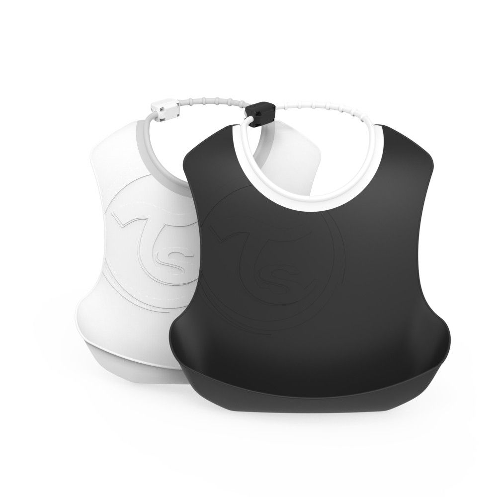 Zwei Lätzchen, weiß und schwarz. Beide haben einen Kragen und eine Auffangschale. Der weiße Latz hat ein geprägtes Logo.