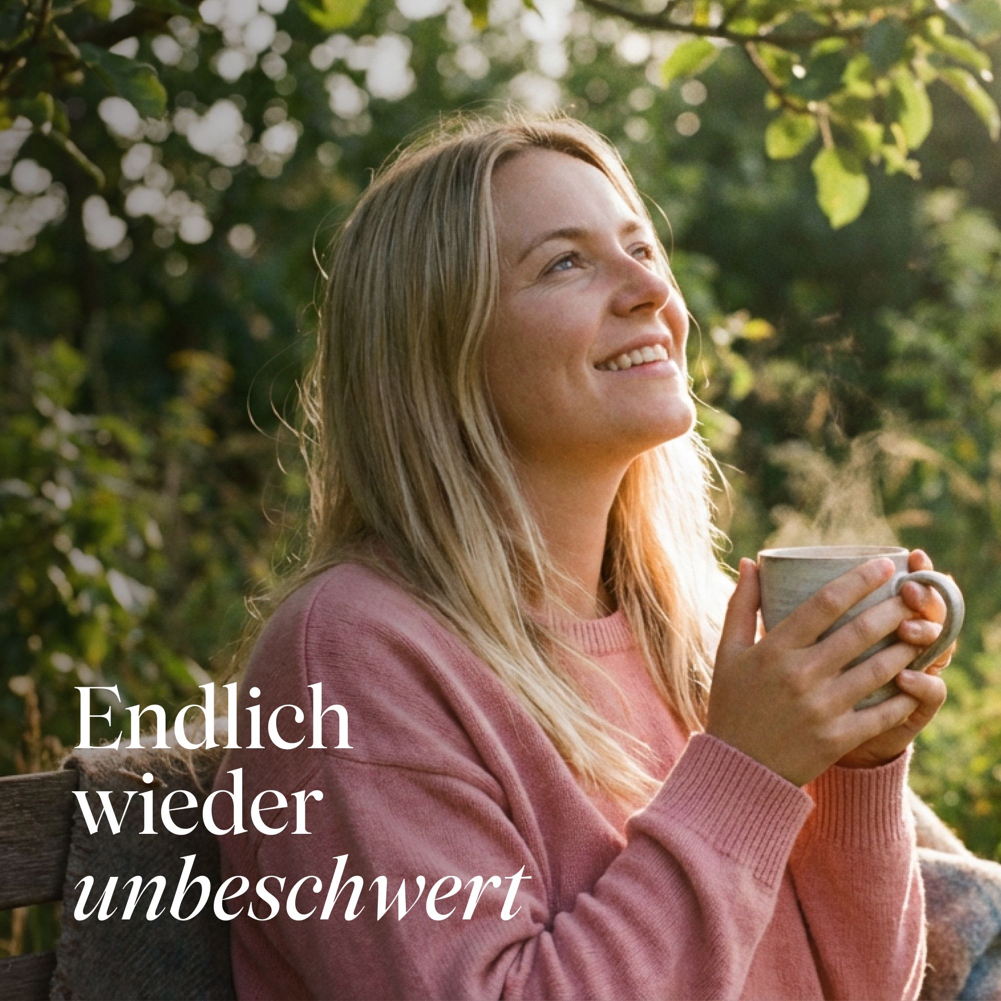 Frau mit blonden Haaren hält eine Tasse mit Dampf in der Hand und lächelt.