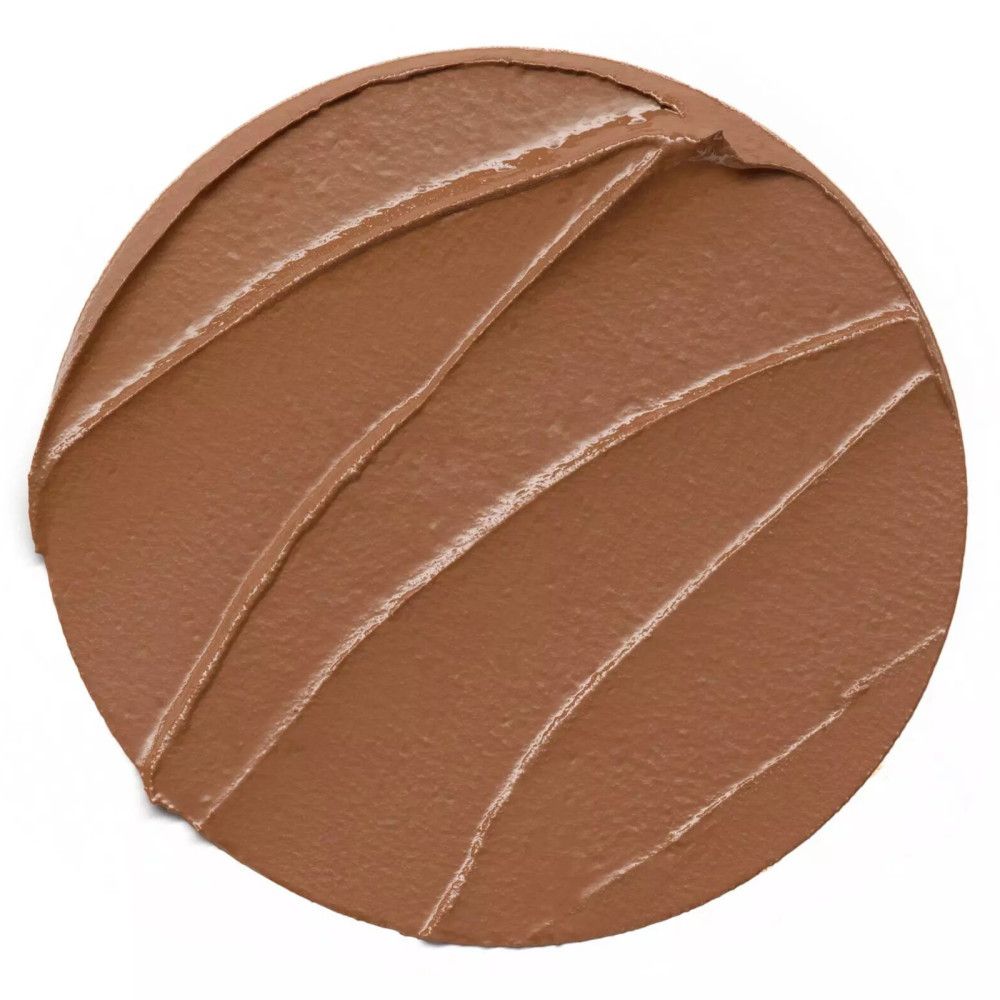 Runder Swatch des Bronzers. Die Textur ist cremig und braun. Aufgetragen in diagonalen Streifen.
