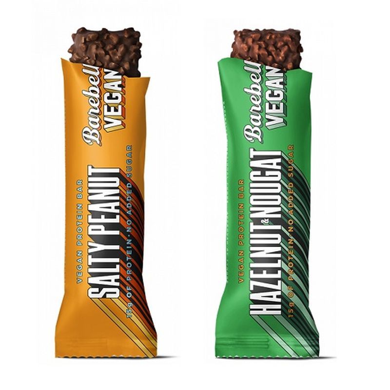 Zwei Barebells Vegan Protein Bars. Orangefarbene Verpackung mit "Salty Peanut" und grüne Verpackung mit "Hazelnut & Nougat".