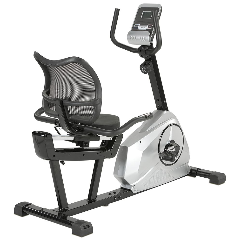 Sitz-Heimtrainer mit Rückenlehne und digitalem Display. Schwarz-silberne Konstruktion. Mesh-Rückenlehne. Pedale mit Fußschlaufen.
