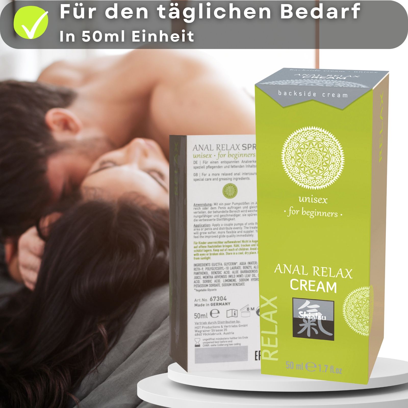 Grüne Tube und Schachtel. Text: ANAL RELAX CREAM, unisex for beginners. Logo. Rosa Kappe. 50 ml. Paar im Hintergrund.