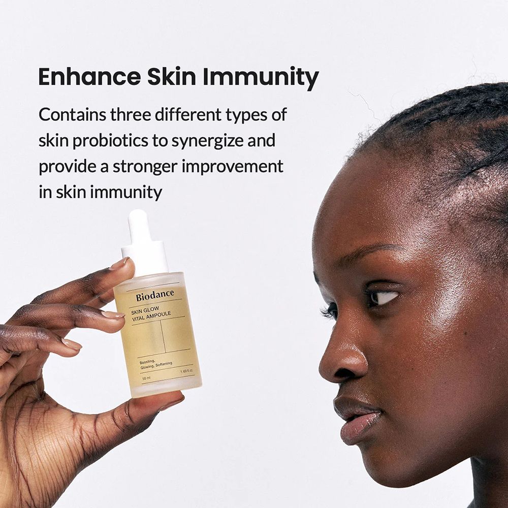 Frau mit Serumflasche. Text: Biodance Skin Glow Vital Ampoule. Enhance Skin Immunity. Inhaltsstoffe.