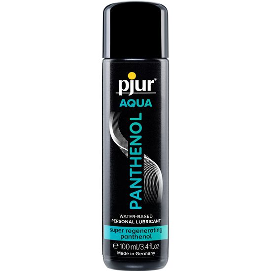Schwarze Flasche mit Produktetikett. Aufschrift: pjur AQUA, Panthenol, Wasserbasiert, super regenerierend. Made in Germany.