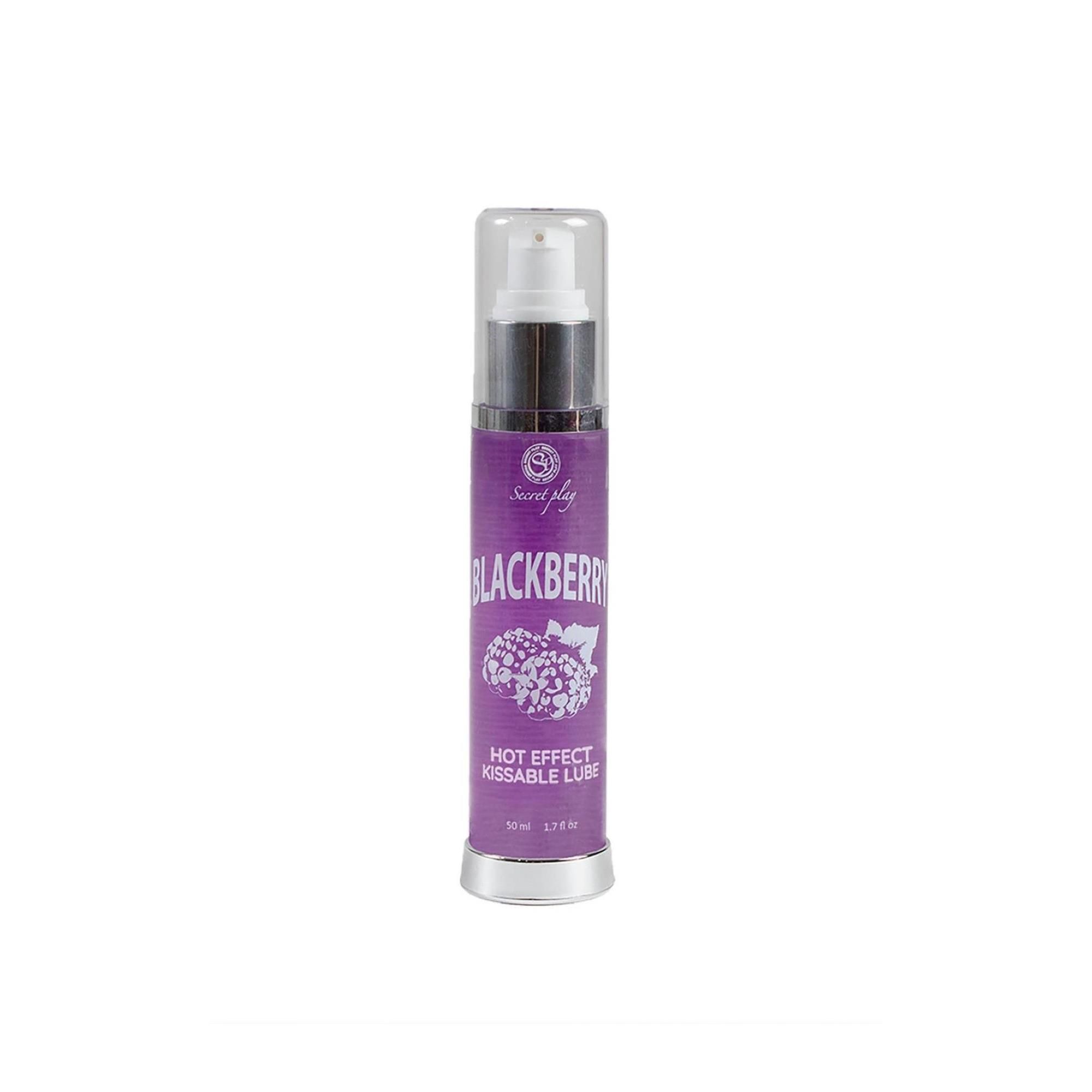 Zylindrische Flasche mit lila Etikett. Text: BLACKBERRY, HOT EFFECT KISSABLE LUBE. Transparente Kappe. 50 ml.