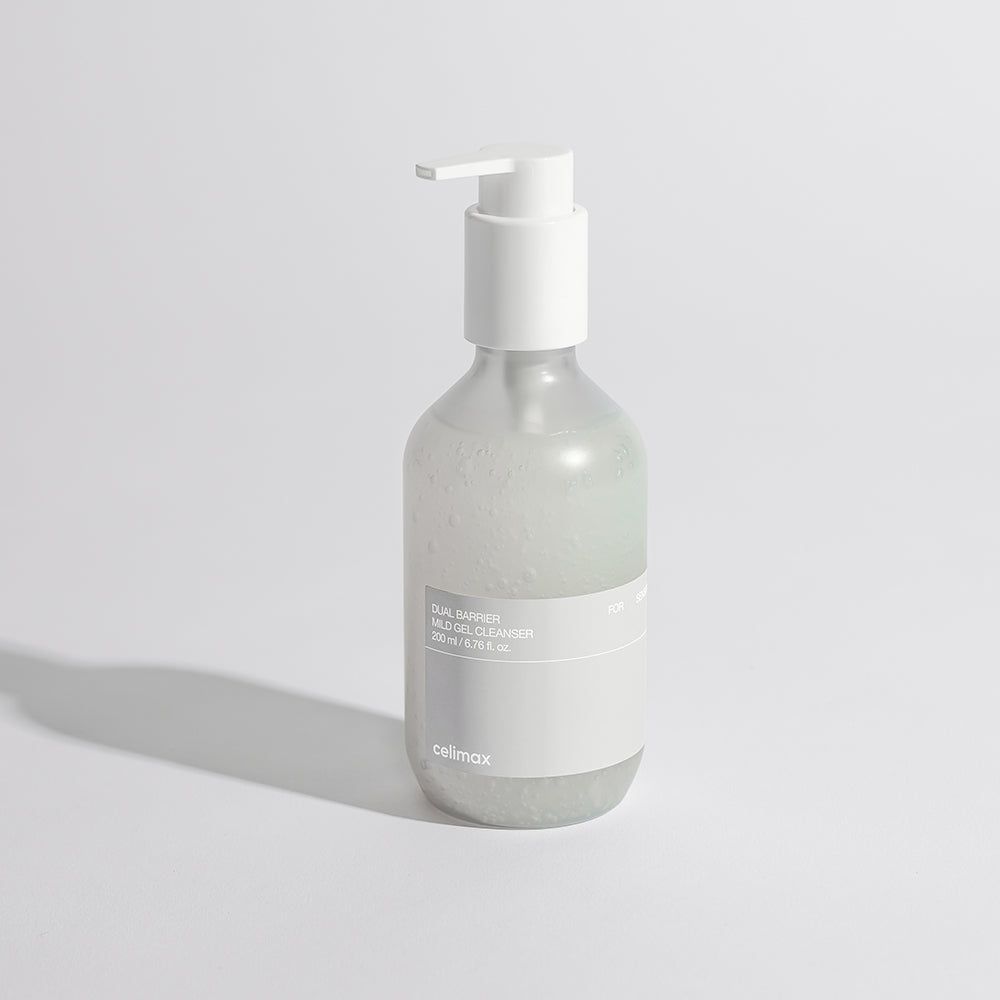 Celimax Dual Barrier Mild Gel Cleanser in weißer Pumpflasche mit Schattenwurf auf grauem Hintergrund.