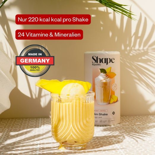 Glas mit gelbem Getränk und Mangostück. Dose mit Shape Republic Slim Shake Mango Lassi. Text: 220 kcal pro Shake, 24 Vitamine & Mineralien.